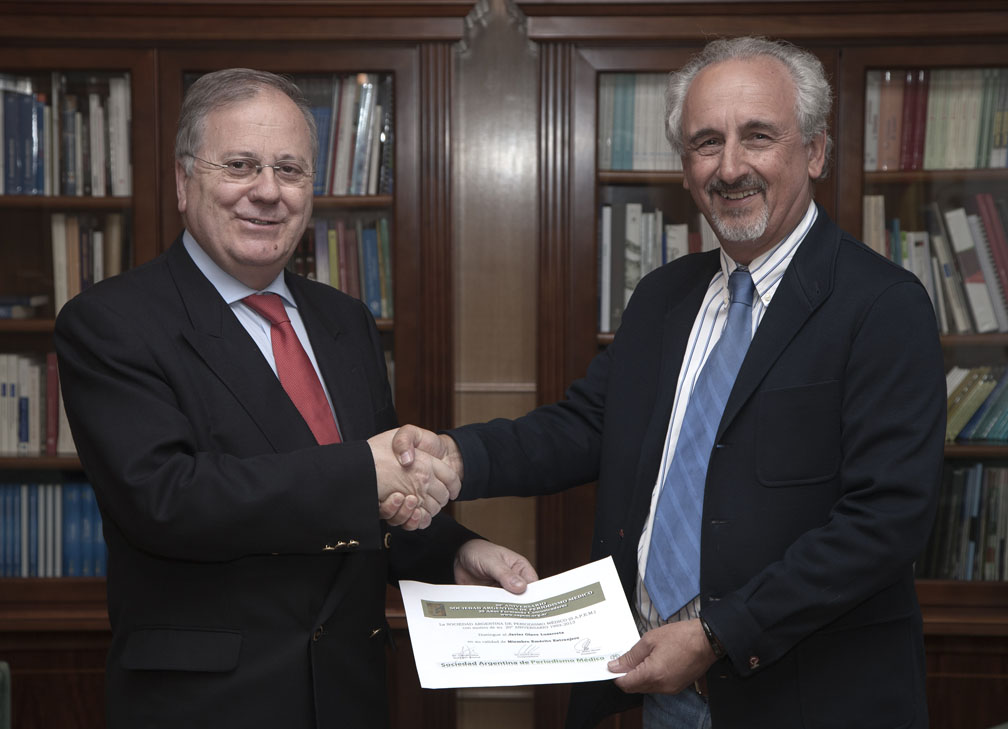 Javier Olave (Izq.) recibe el diploma en manos de Carlos Nápoli. Foto: M.A. Benedicto